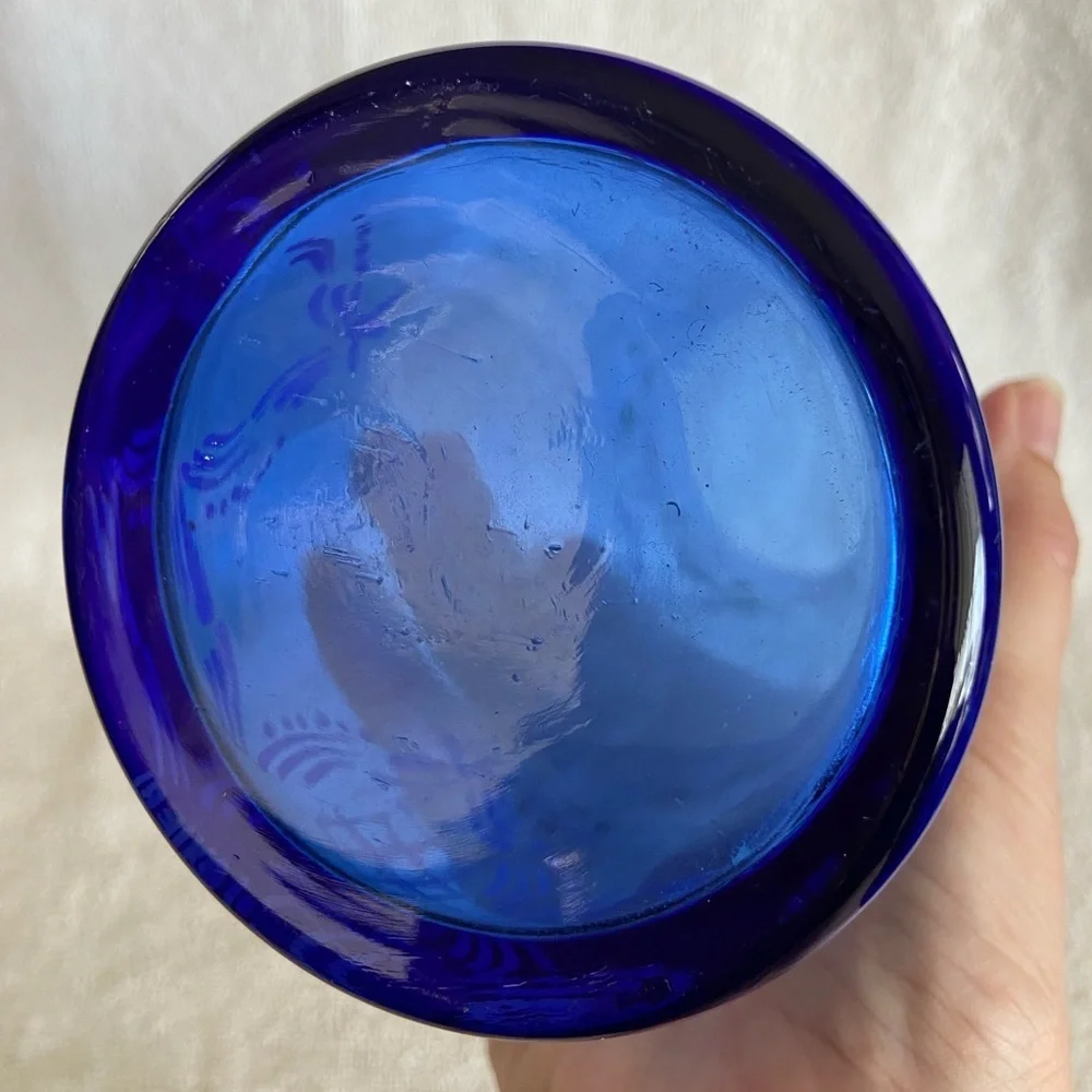 🖤 Hand Painted Tall Blue Glass Vase Daisy Floral Artist assigned L. Lavieri